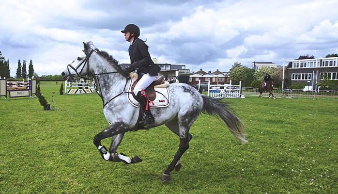 Le chapeau de dressage est désormais interdit pour les licenciés français